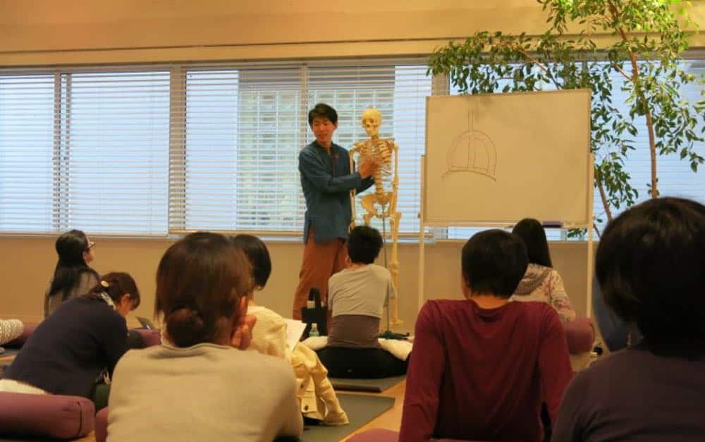 解剖学の授業では安全な指導のための身体の知識を学習します。